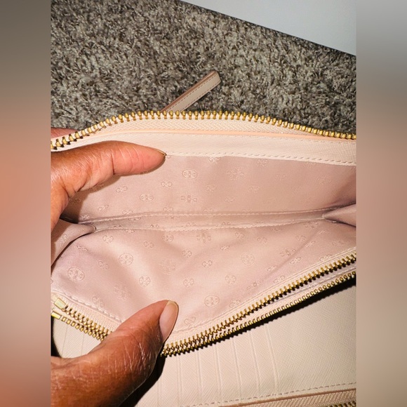 Tory Burch Emerson Blush Zip Around Wristlet Wallet - Picture 6 of 7